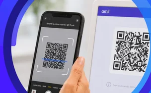 Pessoa usando o celular para acessar um serviço da Amil